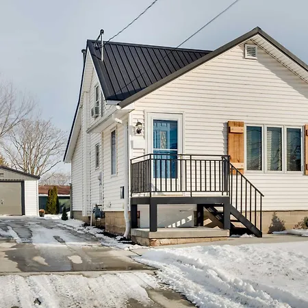 Charming Iowa Abode Near Knoxville Raceway!